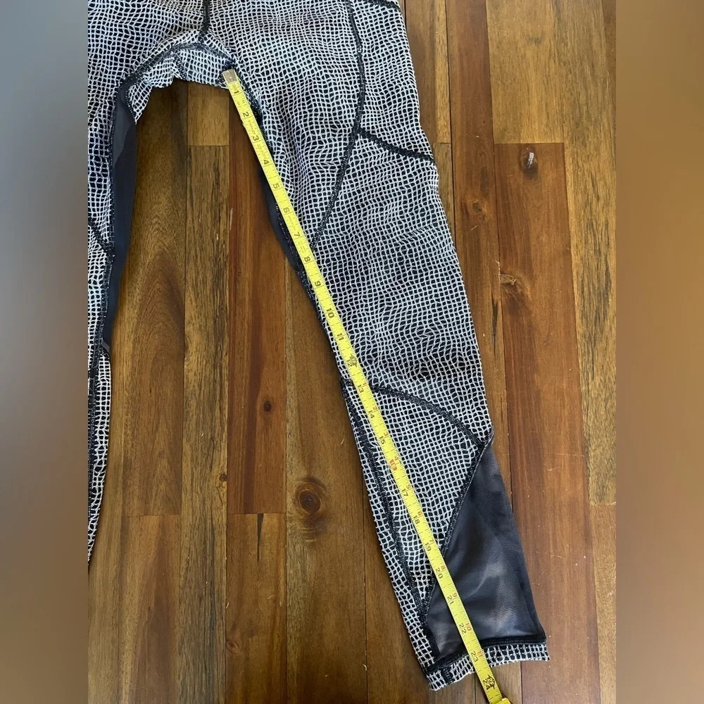 Lululemon black and white ruched back leggings size 6